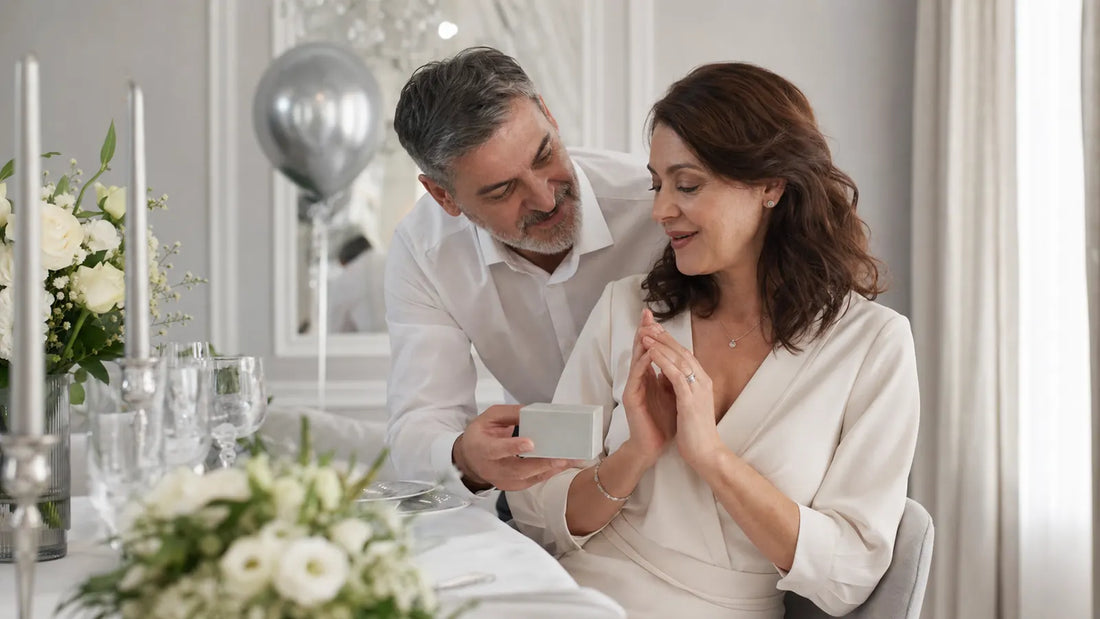 Cuplu sărbătorind nunta de argint și oferind o bijuterie